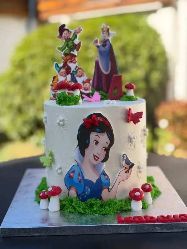 Torta blanca de Blancanieves pintada con los siete enanitos de topper