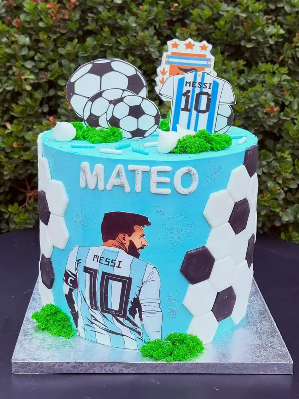 Torta celeste de fútbol con Messi número 10 y balones de toppers