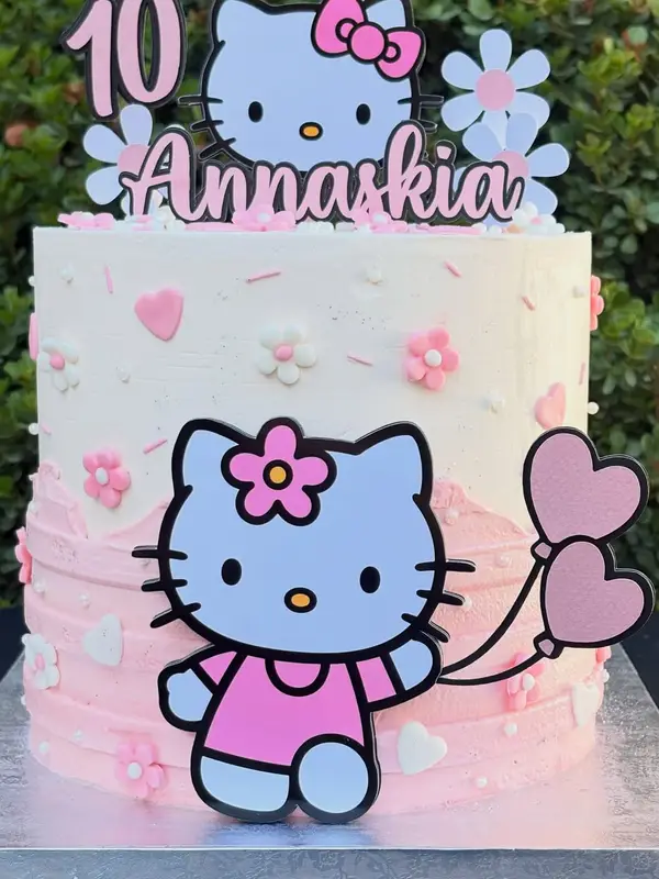 Torta rosada de Hello Kitty con globos de corazón y nombre en topper