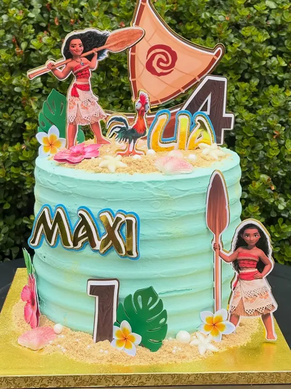 Torta turquesa temática Moana con número 4