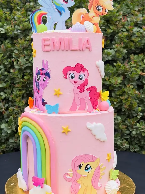 Torta de dos pisos de My Little Pony con arcoíris y nombre Emilia
