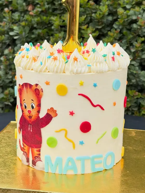 Torta de Daniel Tigre con confites de colores y nombre Mateo